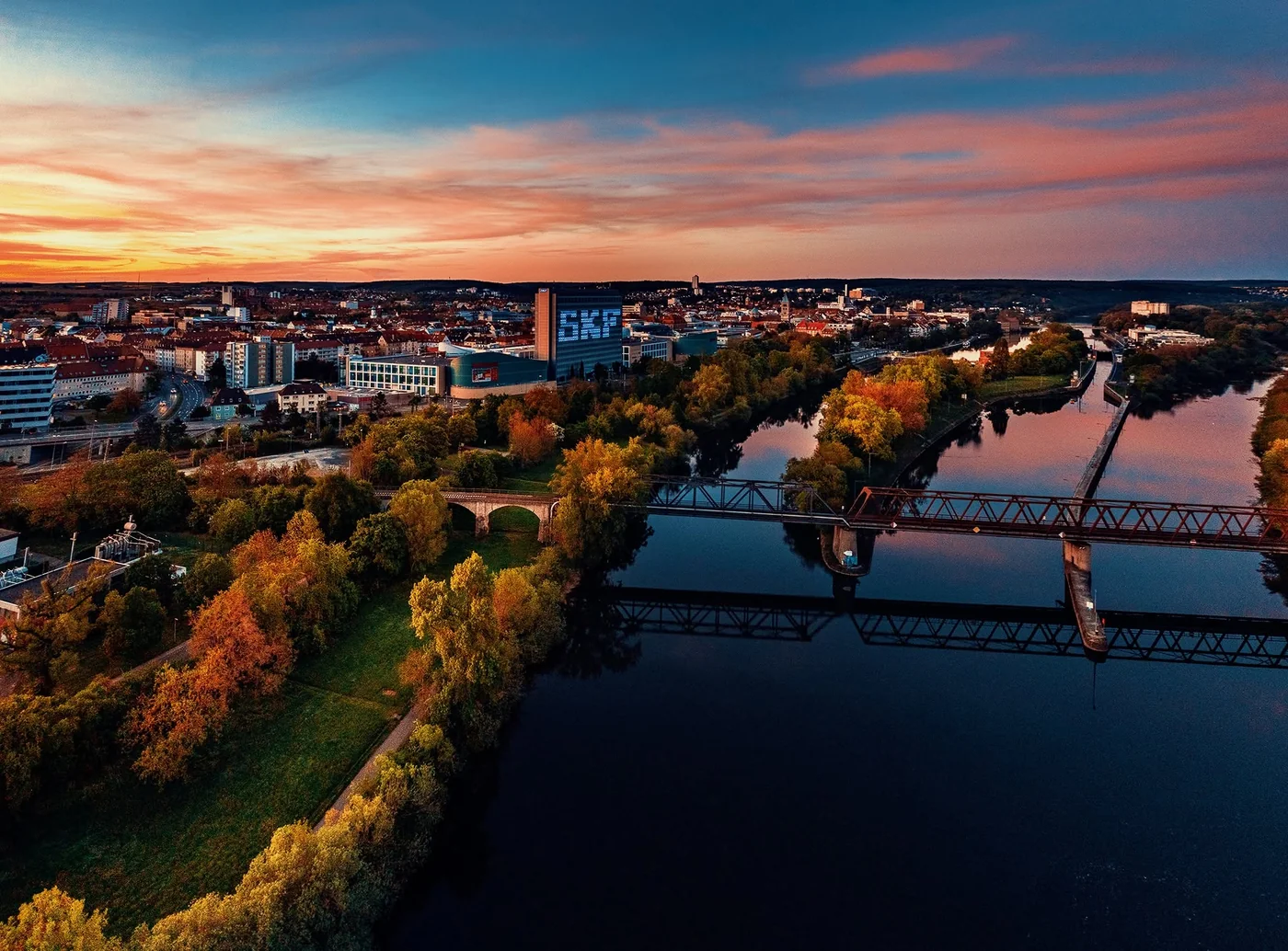 Schweinfurt und der Main im Abendlicht, mit Blick auf die Stadt und die Brücken.